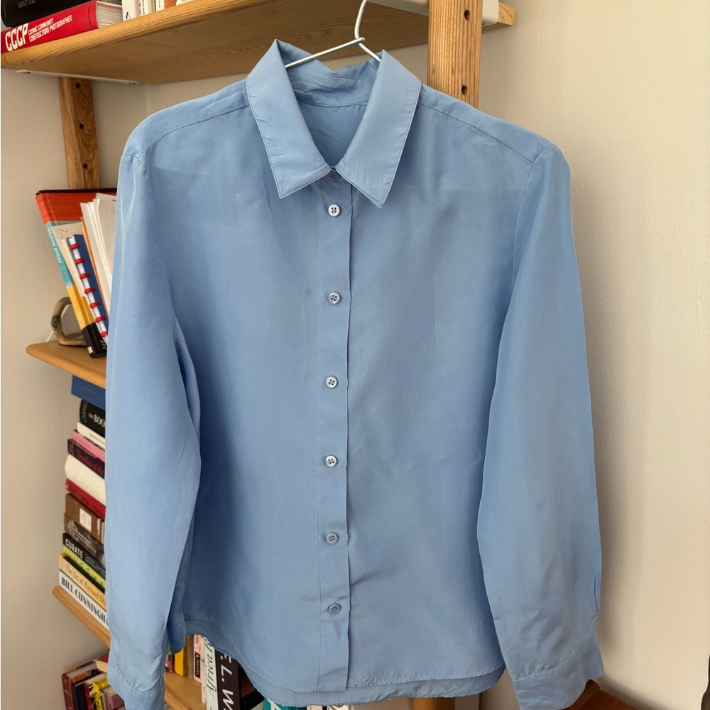 Massimo Dutti 100% silk shirt 
Size small
Never worn 
No tags inside - Picture 2 of 5